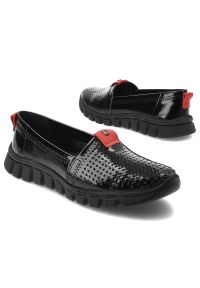 Czarne Modne Półbuty Pollonus Wsuwane Obuwie Damskie. Okazja: na co dzień, do pracy. Zapięcie: bez zapięcia. Kolor: czarny. Materiał: lakier, skóra. Styl: klasyczny, casual, elegancki #6