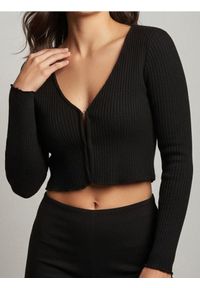 Sinsay - Prążkowana bluzka z długim rękawem typu crop z dekoltem V i zapięciem - czarny. Kolor: czarny. Materiał: prążkowany. Długość rękawa: długi rękaw. Długość: długie #1
