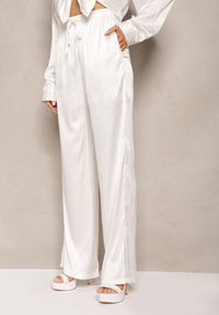 Renee - Białe Szerokie Spodnie z Gumką w Talii i Błyszczącym Wzorem w Paski Zoyama. Kolor: biały. Wzór: paski #5