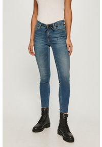 Calvin Klein Jeans - Jeansy CKJ011. Kolor: niebieski. Materiał: bawełna, poliester, denim, elastan. Wzór: gładki #1