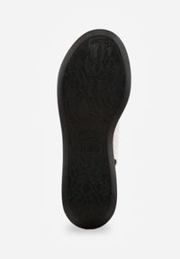 Renee - Białe Ażurowe Sandały na Koturnie Ozdobione Aplikacją Atavia. Okazja: na co dzień. Kolor: biały. Materiał: jeans. Wzór: aplikacja, ażurowy. Sezon: lato. Obcas: na koturnie. Styl: elegancki, casual #5