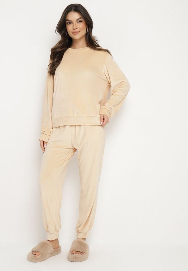 Born2be - Beżowy Komplet Dresowy z Welurowej Dzianiny Bluza i Joggery Iramba. Kolor: beżowy. Materiał: dzianina, welur, dresówka. Sport: turystyka piesza