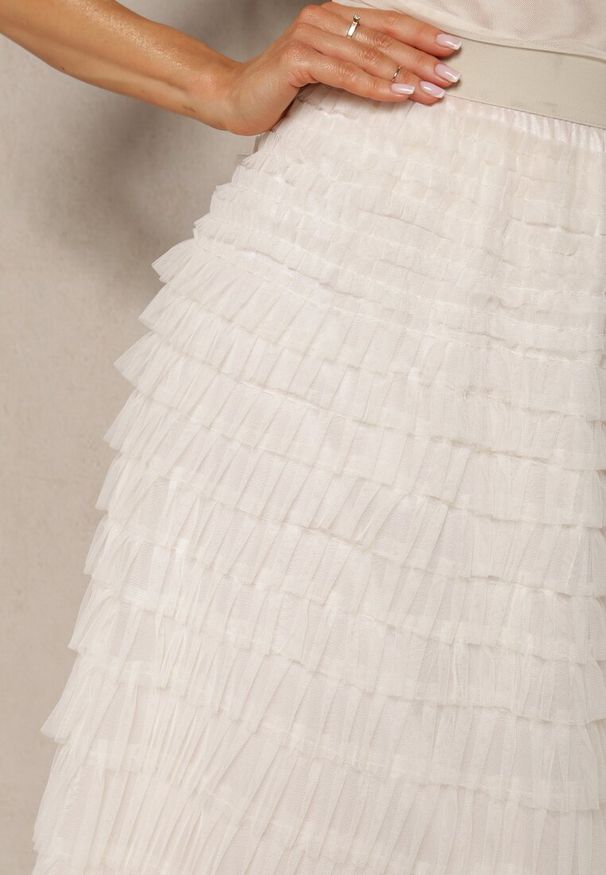 Renee - Jasnobeżowa Spódnica Ozdobiona Tiulową Siateczką i Falbanami Oslla. Okazja: na co dzień. Kolor: beżowy. Materiał: tiul. Wzór: aplikacja. Styl: casual