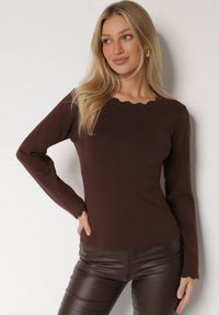 Born2be - Brązowy Sweter z Wiskozą Ozdobiony Falbankami Mevita. Typ kołnierza: kołnierz z falbankami. Kolor: brązowy. Materiał: wiskoza. Wzór: aplikacja. Styl: klasyczny, elegancki