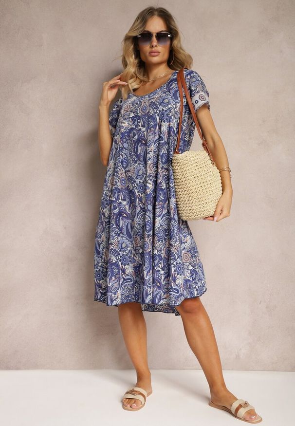 Renee - Granatowa Sukienka Boho z Wiskozy z Cienkim Paskiem w Talii Rivasea. Kolor: niebieski. Materiał: wiskoza. Długość rękawa: krótki rękaw. Wzór: paisley. Typ sukienki: rozkloszowane. Styl: boho