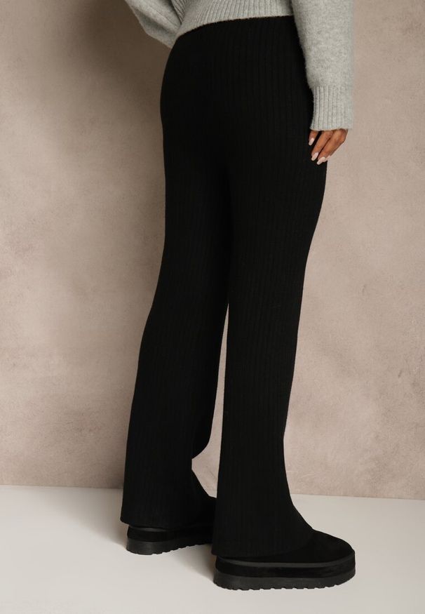 Renee - Czarne Szerokie Spodnie z Wełną High Waist z Prążkowanego Materiału Reinna. Okazja: na co dzień. Stan: podwyższony. Kolor: czarny. Materiał: prążkowany, wełna, materiał. Styl: casual