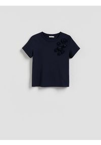 Reserved - T-shirt z kwiatową aplikacją - granatowy. Kolor: niebieski. Materiał: bawełna, dzianina. Wzór: aplikacja, kwiaty