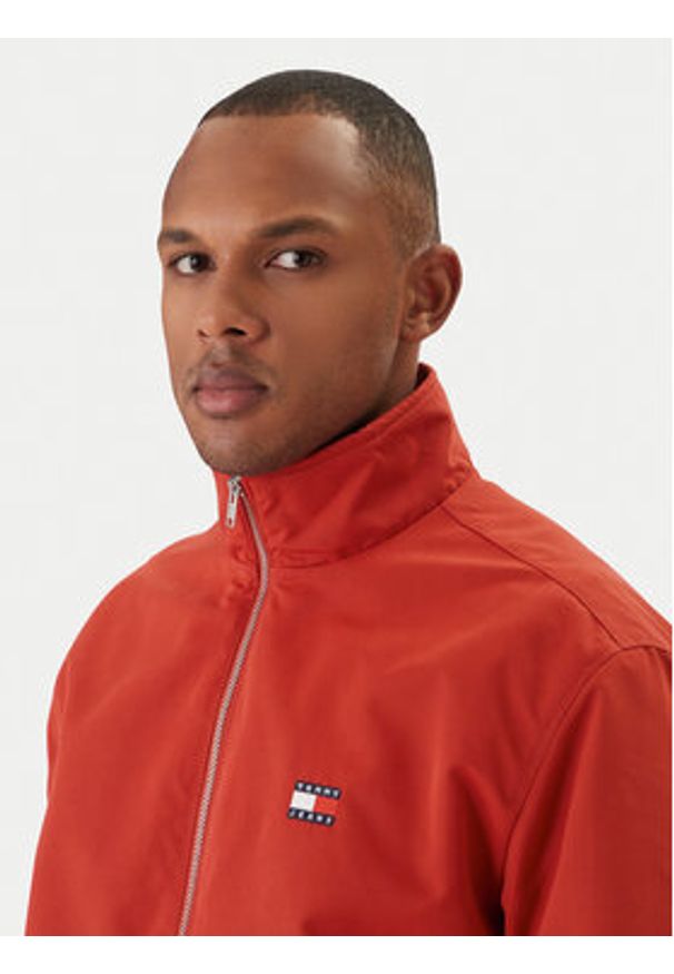 Tommy Jeans Kurtka przejściowa Essential DM0DM22720 Czerwony Regular Fit. Kolor: czerwony. Materiał: syntetyk