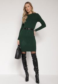 Born2be - Ciemnozielona Dopasowana Sukienka z Prążkowanej Dzianiny z Bawełną Tesmera. Okazja: na spotkanie biznesowe, do pracy, na co dzień. Kolor: zielony. Materiał: dzianina, prążkowany, bawełna. Styl: casual, biznesowy #6