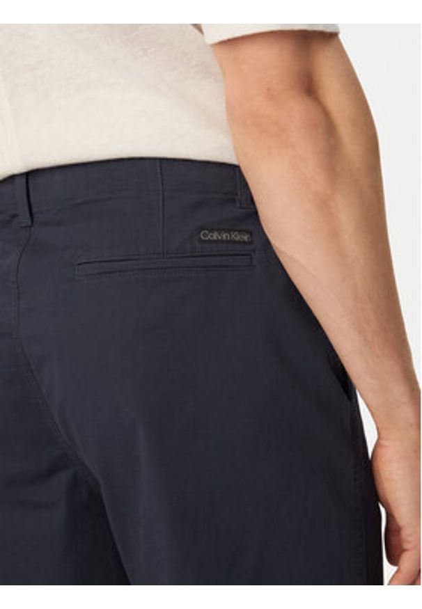 Calvin Klein Jeans Chinosy 90s LV04RF619G Niebieski Straight Fit. Kolor: niebieski. Materiał: bawełna