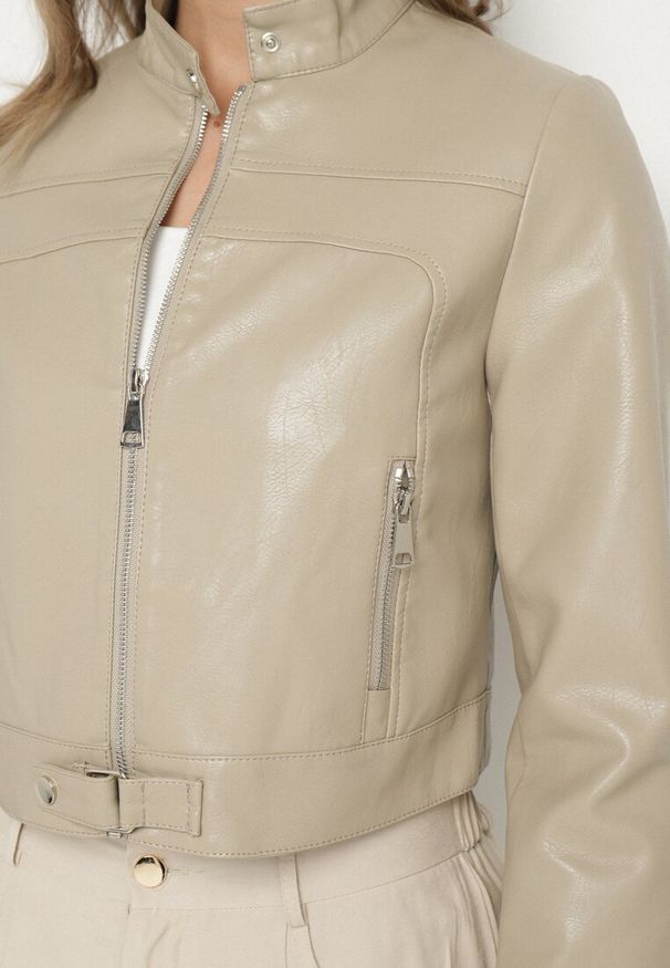 Born2be - Ciemnobeżowa Kurtka Ramoneska w Motocyklowym Stylu z Klamerką Terlia. Okazja: na co dzień. Kolor: beżowy. Materiał: poliester, jeans. Styl: klasyczny, casual