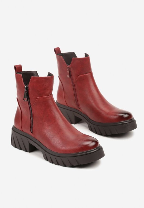 Born2be - Czerwone Botki do Kostki na Tłoczonej Podeszwie Zdobione Suwakiem Vodvire. Okazja: na co dzień. Kolor: czerwony. Materiał: jeans. Wzór: aplikacja. Styl: klasyczny, casual, elegancki