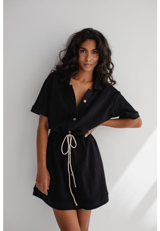 Marsala - Sukienka z prążkowanej dzianiny w kolorze TOTALLY BLACK - ABBIE-S/M. Okazja: na plażę, na co dzień. Kolor: czarny. Materiał: prążkowany, dzianina. Długość rękawa: krótki rękaw. Wzór: gładki. Sezon: lato. Typ sukienki: proste. Styl: casual