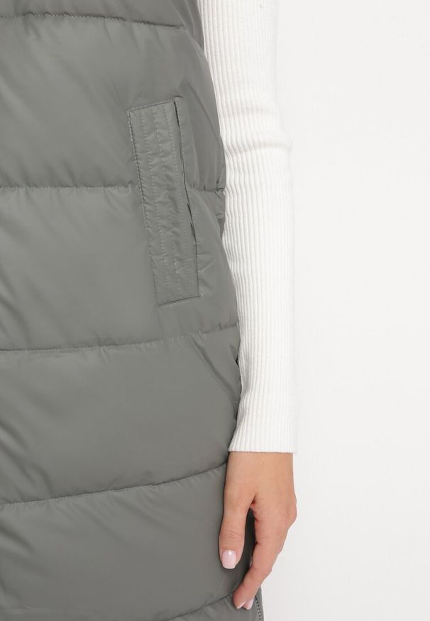 Born2be - Szara Kamizelka Pikowana o Długim Fasonie z Kapturem Prassa. Typ kołnierza: kaptur. Kolor: szary. Długość: długie