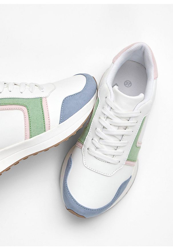 bonprix - Sneakersy z profilowaną podeszwą. Okazja: na co dzień. Kolor: biały