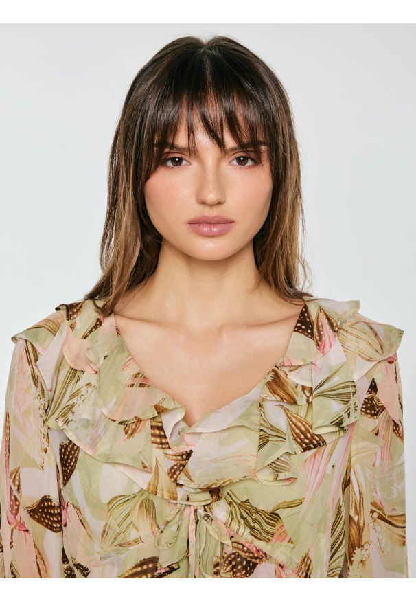 Big-Star - Sukienka damska mini z wiskozy w roślinny wzór Amisi 000. Okazja: na co dzień, na spacer. Typ kołnierza: dekolt w serek. Kolor: wielokolorowy. Wzór: kwiaty, nadruk, aplikacja. Materiał: wiskoza. Długość rękawa: długi rękaw. Sezon: lato. Styl: wakacyjny, casual. Długość: mini