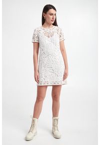 Twinset Milano - Sukienka szydełkowa TWINSET. Materiał: bawełna, dzianina. Długość rękawa: na ramiączkach. Wzór: aplikacja. Typ sukienki: proste. Długość: mini #5