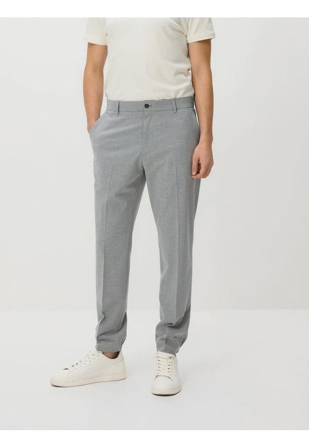 Reserved - Spodnie comfort fit - jasnoszary. Kolor: szary. Materiał: tkanina, elastan, wiskoza