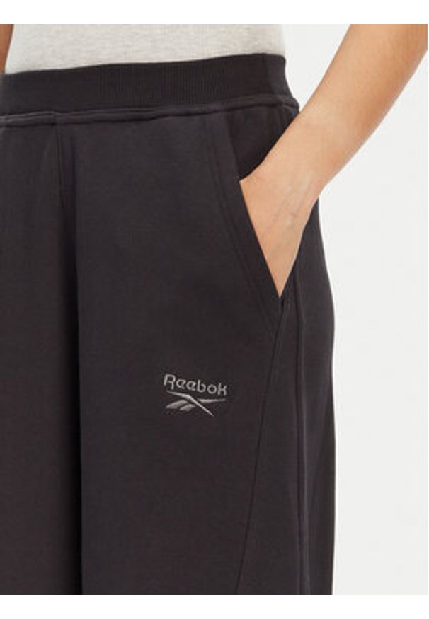 Reebok Spodnie dresowe 100214071 139-18-00 Czarny Regular Fit. Kolor: czarny. Materiał: bawełna