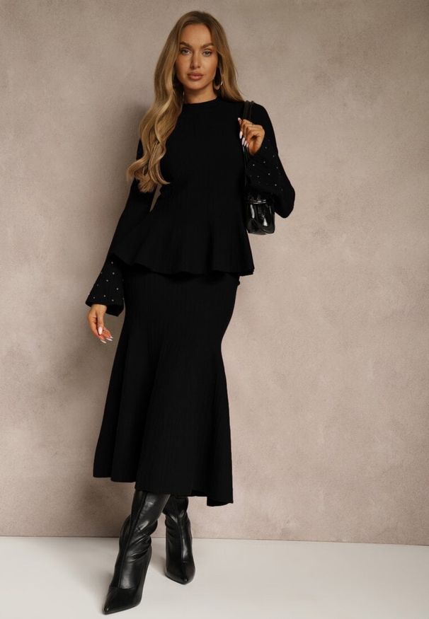 Renee - Czarny Komplet z Dzianiny z Wiskozą Spódnica i Sweter z Baskinką i Cyrkoniami Nereza. Kolor: czarny. Materiał: dzianina, wiskoza. Wzór: aplikacja