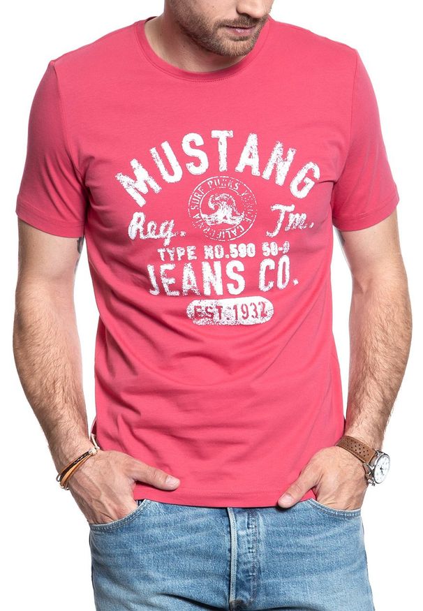 Mustang - MUSTANG T SHIRT MUSTANG T SHIRT Print Tee CLARET RED 1007520 8213. Wzór: nadruk