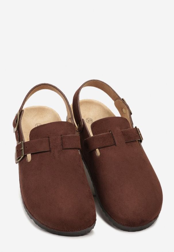 Born2be - Brązowe Sandały na Podeszwie Imitującej Korek Ozdobione Klamrami Carrive. Okazja: na co dzień. Zapięcie: klamry. Kolor: brązowy. Wzór: aplikacja. Sezon: lato. Styl: casual, elegancki