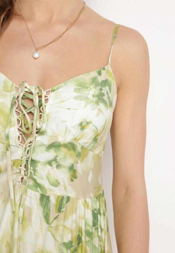 Born2be - Zielona Sukienka z Wiskozy i Bawełny Rozkloszowana w Kwiatowy Print z Ozdobnym Wiązaniem Wiama. Okazja: na co dzień. Kolor: zielony. Materiał: bawełna, wiskoza. Wzór: kwiaty, nadruk. Typ sukienki: rozkloszowane. Styl: casual, elegancki