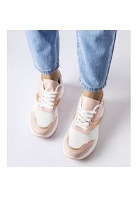 Inna Różowo-białe sneakersy ze złotym akcentem duffy różowe. Okazja: na co dzień. Nosek buta: okrągły. Kolor: różowy. Materiał: guma. Obcas: na obcasie. Wysokość obcasa: średni #4