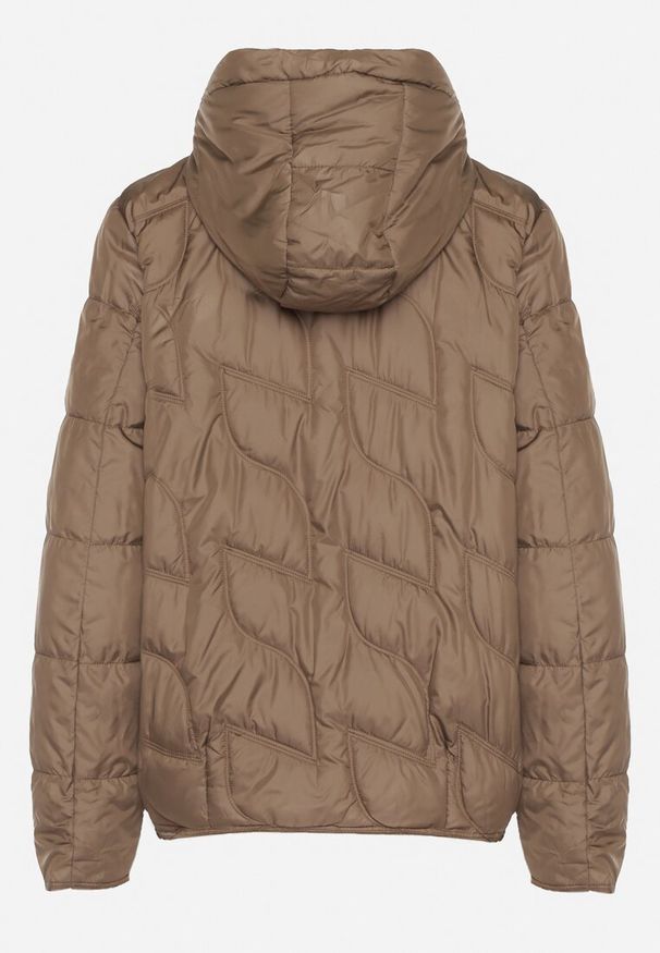 Born2be - Brązowa Przejściowa Kurtka z Oryginalnym Pikowaniem i Kapturem Aruvitte. Okazja: na co dzień, na spacer. Kolor: brązowy. Materiał: poliester, jeans. Styl: casual