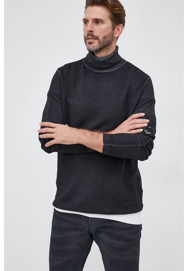 C.P. Company Sweter wełniany męski kolor czarny z golfem. Typ kołnierza: golf. Kolor: czarny. Materiał: wełna