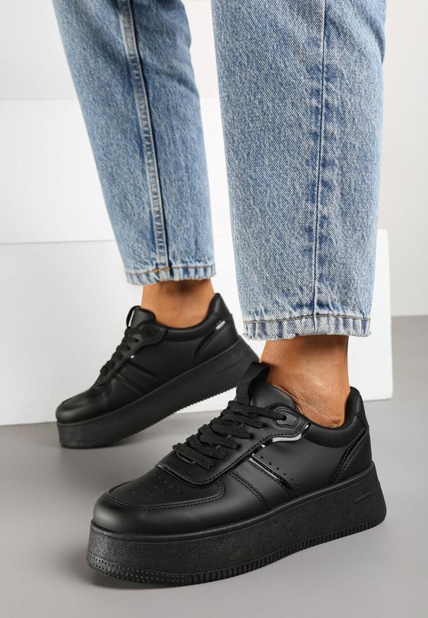 Renee - Czarne Casualowe Sneakersy Vices na Niskiej Platformie Torila. Okazja: na co dzień. Zapięcie: sznurówki. Kolor: czarny. Materiał: jeans. Wzór: aplikacja. Obcas: na platformie