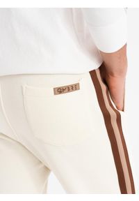Ombre Clothing - Dresowe męskie spodnie z lampasami i ściągaczami na nogawkach – kremowe V3 OM-PASK-0258 - XXL. Kolor: kremowy. Materiał: dresówka. Wzór: aplikacja, kolorowy. Styl: retro, elegancki #10