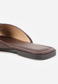 Born2be - Brązowe Płaskie Klapki z Metaliczną Aplikacją na Marszczonym Pasku Lilaya. Okazja: na co dzień. Kolor: brązowy. Materiał: len. Wzór: aplikacja. Styl: casual, elegancki #8