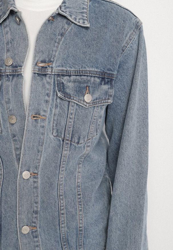 Born2be - Niebieska Kurtka Jeansowa o Klasycznym Kroju Anlarra. Okazja: na co dzień. Kolor: niebieski. Materiał: jeans. Wzór: grochy. Styl: klasyczny