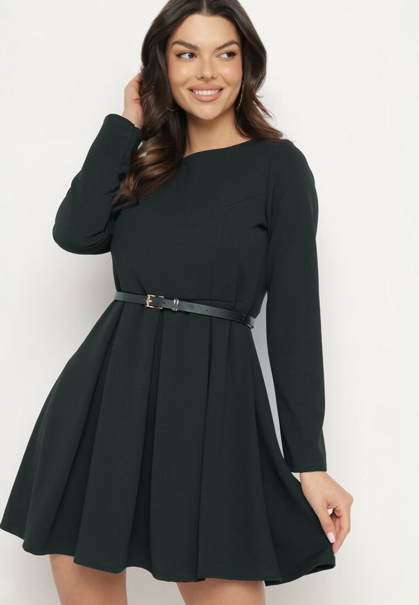 Born2be - Ciemnozielona Elegancka Sukienka o Rozkloszowanym Kroju Temitonia. Kolor: zielony. Długość rękawa: długi rękaw. Styl: elegancki