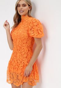 Born2be - Pomarańczowa Koronowa Sukienka ze Stójką i Bufiastym Rękawem Suminori. Typ kołnierza: kołnierzyk stójkowy. Kolor: pomarańczowy. Materiał: koronka. Długość: mini #3