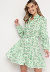 Born2be - Zielono-Beżowa Bawełniana Sukienka Mini w Geometryczny Wzór Frenia. Kolor: zielony. Materiał: bawełna. Długość rękawa: długi rękaw. Wzór: geometria. Typ sukienki: rozkloszowane, koszulowe. Styl: elegancki. Długość: mini #1