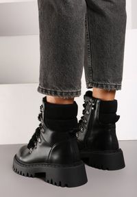 Born2be - Czarne Causualowe Trapery Zdobione Futerkiem na Języku Charnas. Nosek buta: okrągły. Zapięcie: zamek. Kolor: czarny. Wzór: aplikacja. Materiał: futro. Sezon: zima. Obcas: na obcasie. Styl: klasyczny. Wysokość obcasa: niski #5