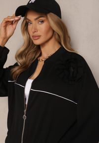 Renee - Czarny Komplet Dresowy z Wiskozą Spodnie o Szerokim Kroju i Bluza z Broszką Redaella. Kolor: czarny. Materiał: wiskoza, dresówka. Wzór: aplikacja