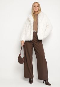 Born2be - Jasnobeżowa Kurtka Futerko o Krótkim Kroju z Kołnierzem Alendrie. Okazja: na spotkanie biznesowe, do pracy, na co dzień. Kolor: beżowy. Materiał: futro. Długość: krótkie. Wzór: aplikacja. Styl: elegancki, casual, biznesowy #2