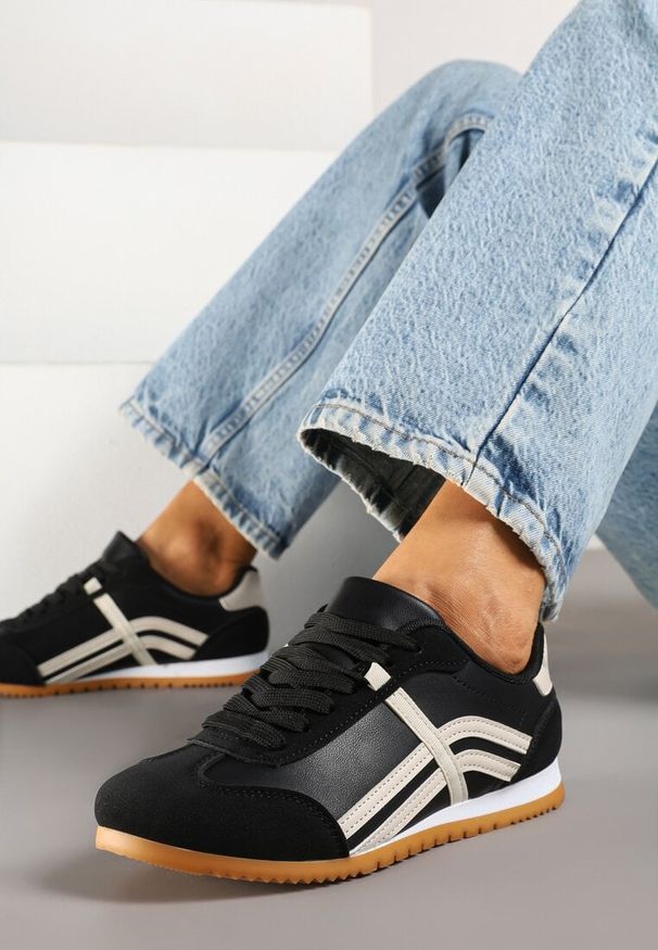 Renee - Czarne Sneakersy Typu Klasyczne Tenisówki Zdobione Przeszyciami Zardiva. Kolor: czarny. Materiał: jeans. Szerokość cholewki: normalna. Wzór: aplikacja. Obcas: na płaskiej podeszwie