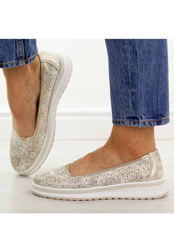 Złote ażurowe skórzane baleriny damskie S.Barski 7038. Okazja: na spacer, na co dzień. Nosek buta: okrągły. Zapięcie: bez zapięcia. Kolor: złoty. Szerokość cholewki: normalna. Wzór: ażurowy. Materiał: skóra. Sezon: wiosna, jesień, lato. Styl: casual, elegancki, klasyczny