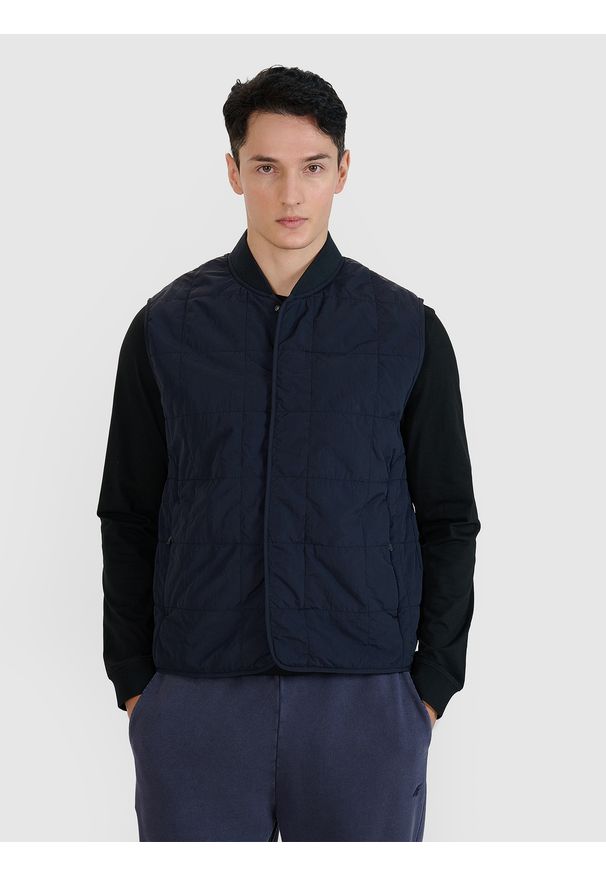 4f - 4F Bezrękawnik ze stójką męski - czarny M. Okazja: na co dzień. Typ kołnierza: kołnierzyk stójkowy. Kolor: czarny. Materiał: syntetyk, materiał, tkanina. Długość rękawa: bez rękawów. Wzór: gładki. Styl: klasyczny, casual, sportowy