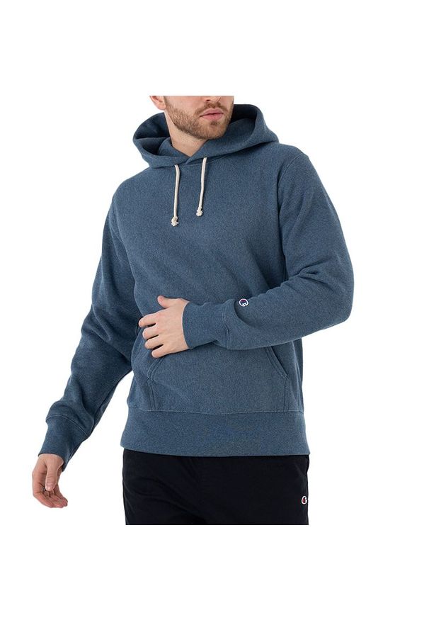 Bluza Champion Hooded Sweatshirt 218800-BM513 - granatowa. Typ kołnierza: kaptur. Kolor: niebieski. Materiał: tkanina, bawełna, poliester. Wzór: aplikacja. Styl: klasyczny, sportowy