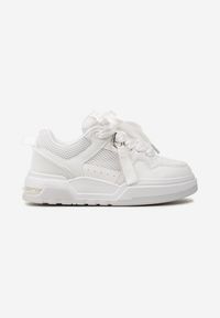 Born2be - Białe Sneakersy z Szerokim Ozdobnym Sznurowaniem Efenizja. Kolor: biały