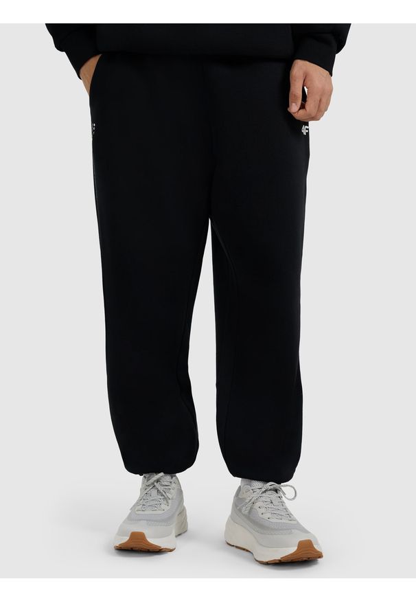 4f - 4F Spodnie dresowe joggery męskie - czarne XL. Kolor: czarny. Materiał: dresówka