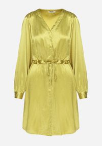 Born2be - Zielona Satynowa Sukienka Koszulowa z Paskiem i Cyrkoniami Poledia. Okazja: na imprezę. Kolor: zielony. Materiał: satyna. Wzór: aplikacja. Typ sukienki: koszulowe #6