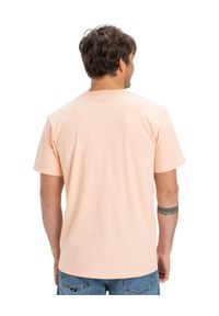 Quiksilver - Koszulka z krótkim rękawem dla Mężczyzn EV GRADIENT BOX Różowy. Kolor: różowy, pomarańczowy, wielokolorowy. Materiał: materiał, bawełna. Długość rękawa: krótki rękaw. Długość: krótkie. Wzór: gradientowy