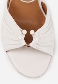 Renee - Białe Sandały VICES na Szpilce Zdobione Marszczeniem i Aplikacją Synalirea. Zapięcie: pasek. Kolor: biały. Wzór: aplikacja. Obcas: na szpilce. Styl: klasyczny, elegancki #9