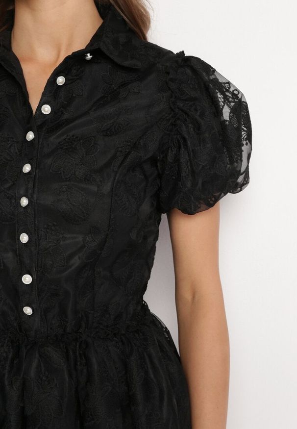 Born2be - Czarna Koronkowa Sukienka Mini w Kwiaty z Bufiastymi Rękawami Cervi. Kolor: czarny. Materiał: koronka. Wzór: kwiaty. Długość: mini